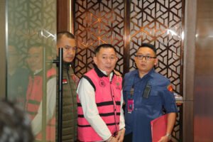 Kejaksaan Agung menetapkan SDT selaku Komisaris sekaligus Beneficial Owner PT QSS sebagai tersangka dalam kasus dugaan korupsi terkait penyimpangan tata kelola izin usaha pertambangan (IUP) dan IUP Operasi Produksi (IUP-OP) di Kalimantan Barat periode 2017 hingga 2025.