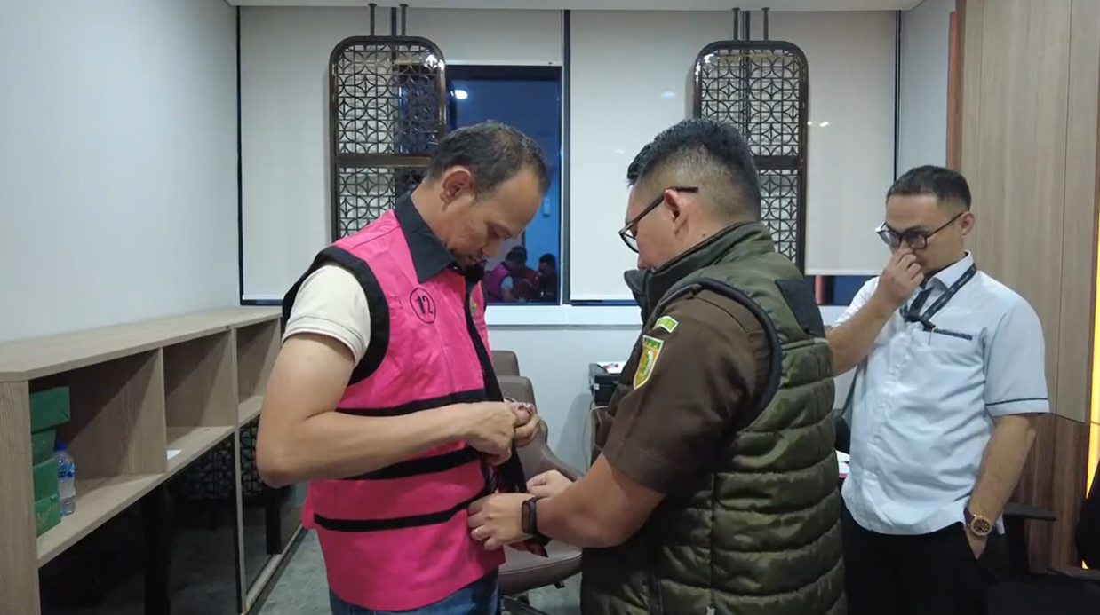 Tim Penyidik JAM PIDSUS Kejaksaan Agung menetapkan MJE selaku pemilik PT CBU sebagai tersangka dalam perkara dugaan tindak pidana korupsi penyimpangan pengelolaan pertambangan PT AKT di Kabupaten Murung Raya, Kalimantan Tengah.
