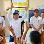 Menteri Abdul Mu’ti didampingi Wali Kota Denpasar, I Gusti Ngurah Jaya Negara, beserta jajaran terkait melihat kondisi sekolah penerima program revitalisasi tahun 2026.