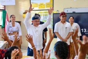Menteri Abdul Mu’ti didampingi Wali Kota Denpasar, I Gusti Ngurah Jaya Negara, beserta jajaran terkait melihat kondisi sekolah penerima program revitalisasi tahun 2026.