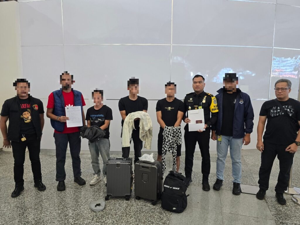 Petugas Kantor Imigrasi Ngurah Rai mengamankan tiga warga negara asing (WNA) asal Tiongkok di Tempat Pemeriksaan Imigrasi (TPI) Bandara Internasional I Gusti Ngurah Rai, Sabtu (2/5/2026).