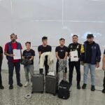 Petugas Kantor Imigrasi Ngurah Rai mengamankan tiga warga negara asing (WNA) asal Tiongkok di Tempat Pemeriksaan Imigrasi (TPI) Bandara Internasional I Gusti Ngurah Rai, Sabtu (2/5/2026).