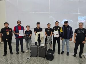 Petugas Kantor Imigrasi Ngurah Rai mengamankan tiga warga negara asing (WNA) asal Tiongkok di Tempat Pemeriksaan Imigrasi (TPI) Bandara Internasional I Gusti Ngurah Rai, Sabtu (2/5/2026).