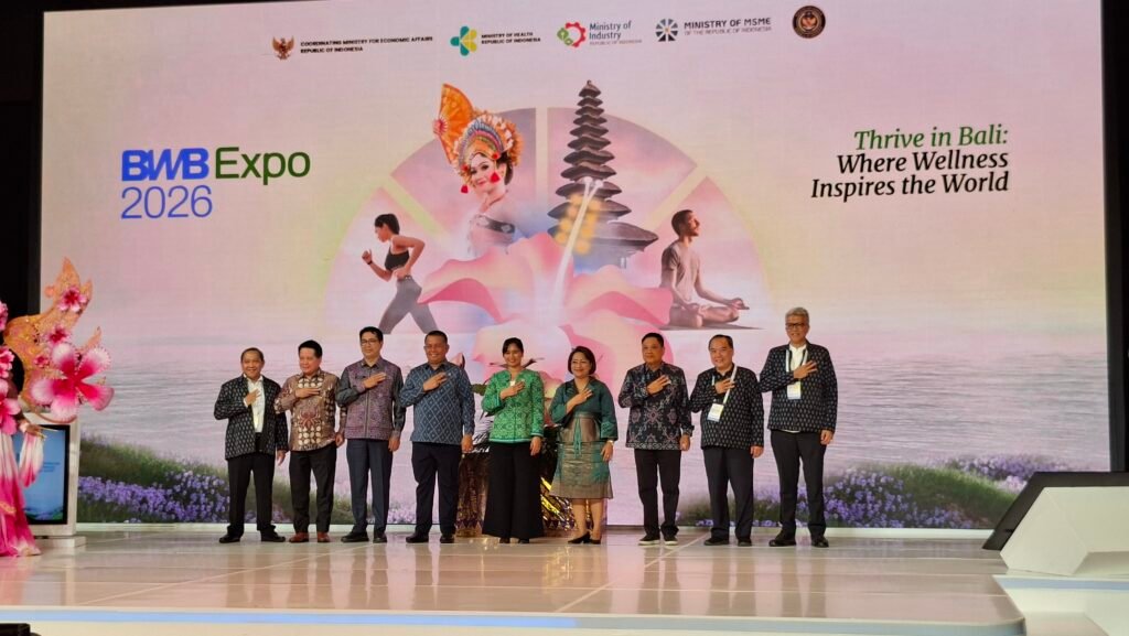 Wakil Menteri Pariwisata Ni Luh Puspa (tengah) Wakil Menteri UMKM Helvi Yuni Moraza, Kepala Dinas Pariwisata Provinsi Bali I Wayan Sumarajaya, Group CEO BRI Hery Gunardi, dan Co-Founder sekaligus Managing Director Bali Wellness and Beauty Expo 2026 Dr. Diah Permana saat pembukaan Bali Wellness and Beauty Expo 2026 di Bali Beach Convention Center, Denpasar, Jumat (5/6/2026). (Foto: M-011)