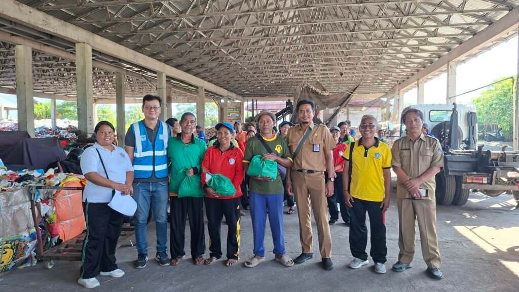 Menyambut Hari Raya Galungan dan Kuningan, Bali Waste Cycle (BWC) menyalurkan bantuan paket sembako kepada para pekerja di TOSS Center Desa Karangdadi, Kusamba, Kabupaten Klungkung, Senin (15/6/2026).