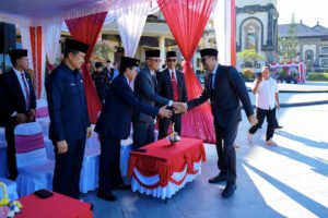 Wabup Bagus Alit Sucipta saat memimpin Apel Peringatan Hari Lahir Pancasila Tahun 2026 di Lapangan Mangupraja Mandala, Puspem Badung, Senin (1/6).