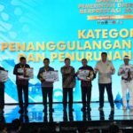 Bupati Wayan Adi Arnawa menerima penghargaan Terbaik I Kategori Penanggulangan Kemiskinan dan Penurunan Stunting Tingkat Kabupaten dari Menteri PKP RI, Maruarar Sirait di Grand Ballroom Yogyakarta Marriott Hotel, DI Yogyakarta, Kamis (4/6).