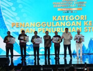 Bupati Wayan Adi Arnawa menerima penghargaan Terbaik I Kategori Penanggulangan Kemiskinan dan Penurunan Stunting Tingkat Kabupaten dari Menteri PKP RI, Maruarar Sirait di Grand Ballroom Yogyakarta Marriott Hotel, DI Yogyakarta, Kamis (4/6).