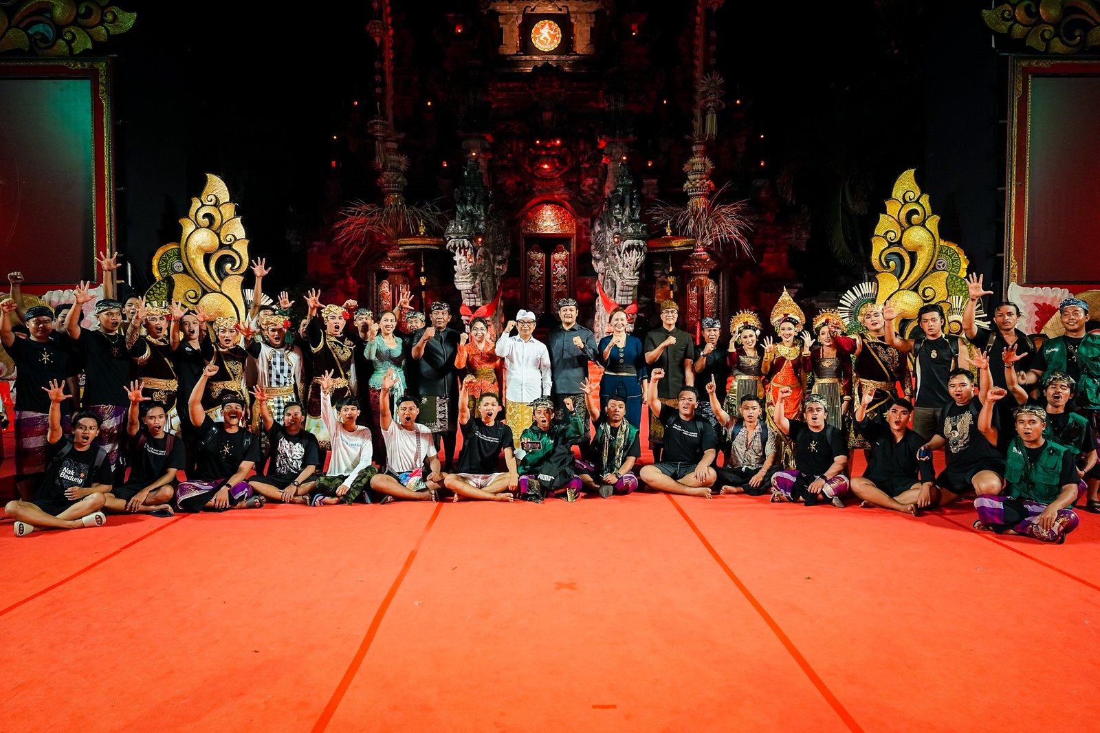 Bupati Wayan Adi Arnawa dan Wabup Bagus Alit Sucipta menyaksikan penampilan Duta Kabupaten Badung dalam Lomba Baleganjur Remaja di Panggung Terbuka Ardha Candra, Art Center, Denpasar, Kamis (18/6).
