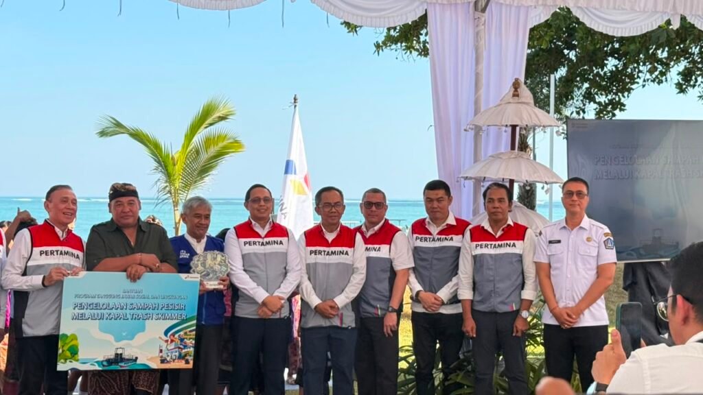 Sekda Surya Suamba saat menghadiri acara peluncuran kapal pengelolaan sampah “Kapal Trash Skimmer” dan penyerahan seragam sekolah kepada sejumlah siswa SD di The Patra Bali Resort, Kuta, Rabu (10/6).
