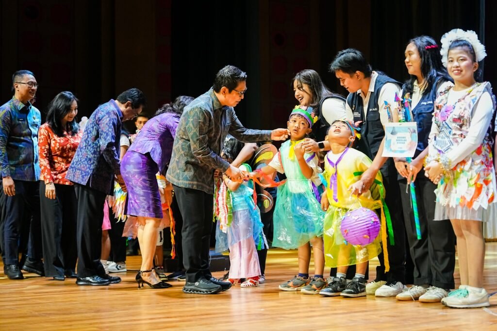 Bupati Wayan Adi Arnawa saat membuka Badung Education Fair 2026 sekaligus meluncurkan Program Beasiswa Nak Badung di Balai Budaya Giri Nata Mandala, Puspem Badung, Selasa (9/6).