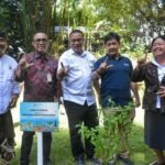 Menteri Lingkungan Hidup/Kepala Badan Pengendalian Lingkungan Hidup (LHBPLH), Mohammad Jumhur Hidayat didampingi Wali Kota Denpasar IGN Jaya Negara saat di Kawasan Tukad Bindu, Kelurahan Kesiman, Denpasar, Selasa (9/6).