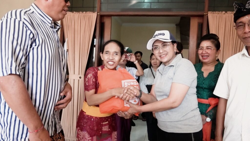 Ketua K3S Badung, Nyonya Rasniathi Adi Arnawa memberikan dukungan kepada Sekaa Arja Duduk Tuna Netra Kabupaten Badung di Sekretariat DPC PERTUNI Badung, Kecamatan Abiansemal, Minggu (31/5).