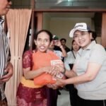 Ketua K3S Badung, Nyonya Rasniathi Adi Arnawa memberikan dukungan kepada Sekaa Arja Duduk Tuna Netra Kabupaten Badung di Sekretariat DPC PERTUNI Badung, Kecamatan Abiansemal, Minggu (31/5).