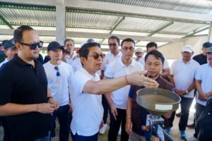 Bupati Badung I Wayan Adi Arnawa bersama Wakil Bupati Badung Bagus Alit Sucipta saat berada di kawasan Badung Agro Techno Park (ATP) di Banjar Belok, Desa Belok Sidan, Kecamatan Petang, Jumat (19/6).