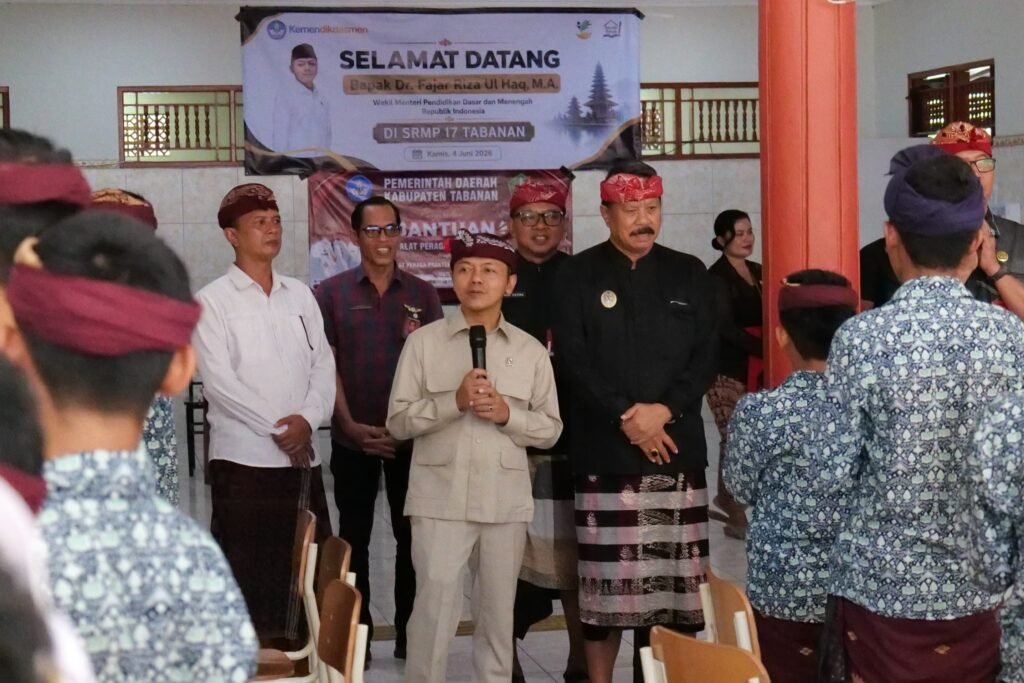 Wakil Menteri Pendidikan Dasar dan Menengah Republik Indonesia, Dr. Fajar Riza Ul Haq, melakukan kunjungan di beberapa sekolah di Kabupaten Tabanan, Kamis (4/6)