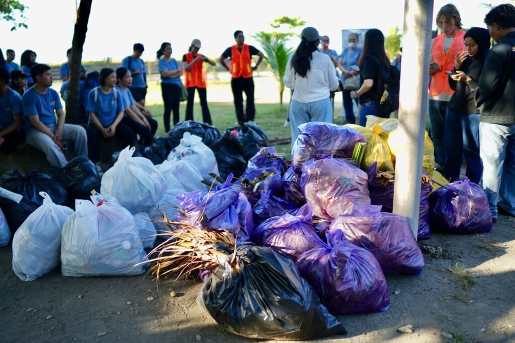 Aksi bersih pantai dalam rangka memperingati Hari Laut Sedunia (World Ocean Day) 2026 menghasilkan ratusan kilogram sampah yang berhasil dikumpulkan dari kawasan Pantai Padang Galak, Denpasar.