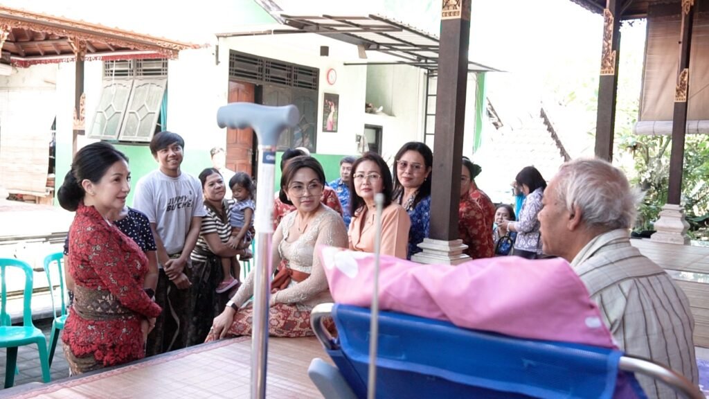 Penasehat DWP Kabupaten Badung, Nyonya Rasniathi Adi Arnawa, bersama Ketua DWP Badung, Nyonya Oliviana Surya Suamba saat menjenguk ASN, Senin (1/6).