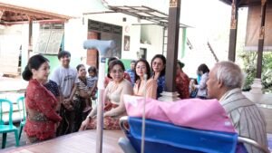 Penasehat DWP Kabupaten Badung, Nyonya Rasniathi Adi Arnawa, bersama Ketua DWP Badung, Nyonya Oliviana Surya Suamba saat menjenguk ASN, Senin (1/6).