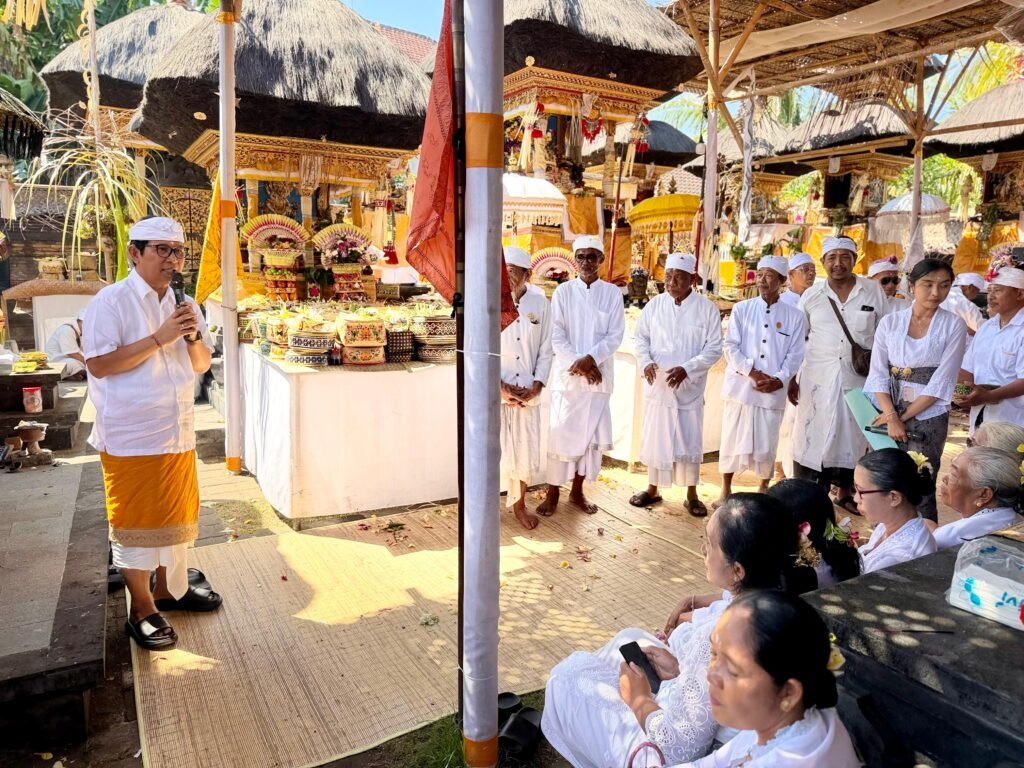 Bupati Wayan Adi Arnawa saat menghadiri Karya Mamungkah, Ngenteg Linggih di Pura Dalem Petanian Dukuh Kelan, Desa Adat Kelan, Kelurahan Tuban, Kecamatan Kuta, Senin (22/6).