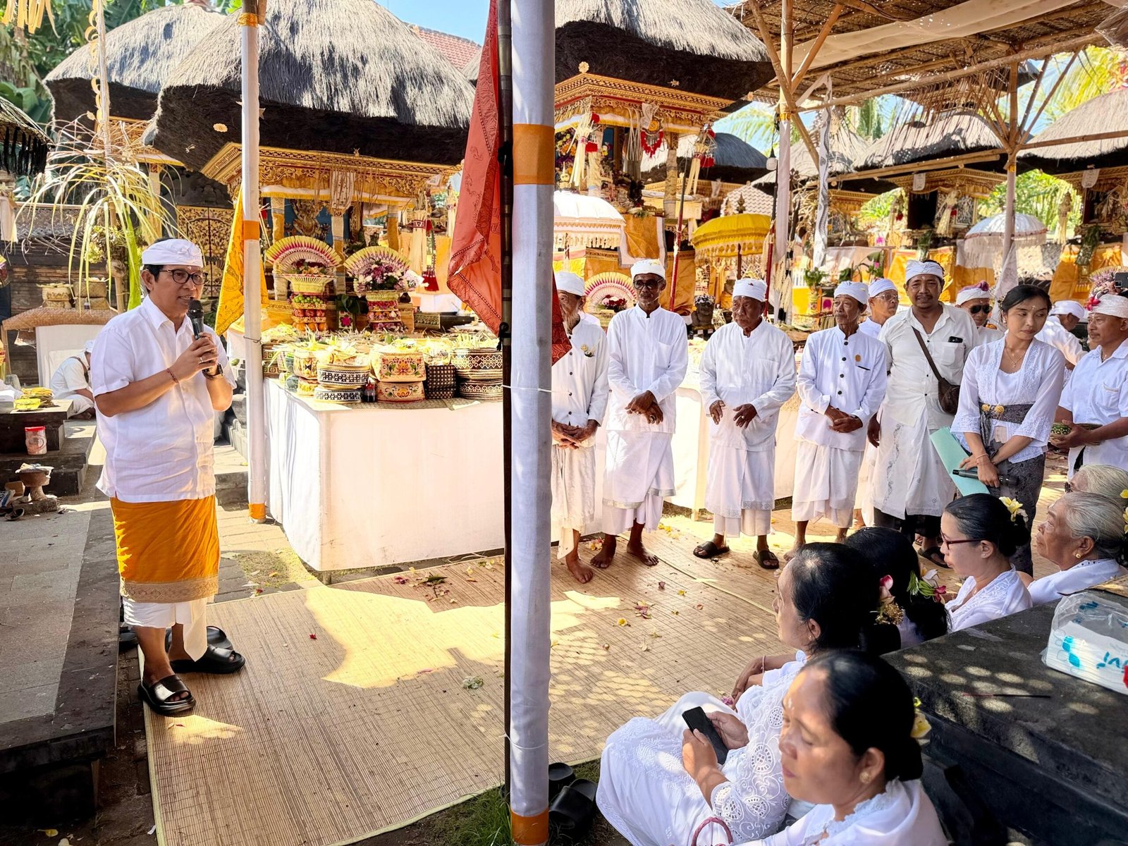 Bupati Wayan Adi Arnawa saat menghadiri Karya Mamungkah, Ngenteg Linggih di Pura Dalem Petanian Dukuh Kelan, Desa Adat Kelan, Kelurahan Tuban, Kecamatan Kuta, Senin (22/6).