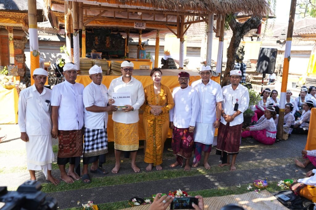 Wabup Bagus Alit Sucipta, menghadiri pelaksanaan Karya Rsigana, Melaspas dan Mendem Pedagingan di Pura Desa, Desa Adat Sibanggede, Abiansemal Badung, Selasa (2/6).