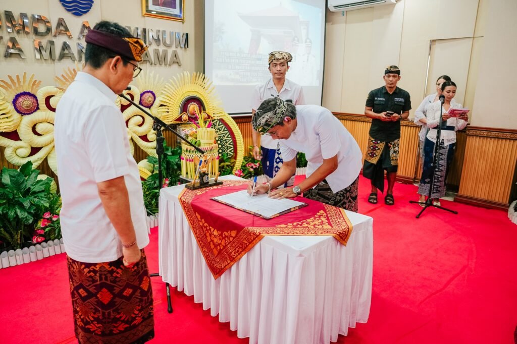 Bupati Wayan Adi Arnawa mengambil sumpah jabatan dan melantik I Made Putra Wijaya sebagai Direktur Umum Perumda Air Minum Tirta Mangutama masa bakti 2026-2031 di Kantor Perumda Air Minum Tirta Mangutama, Kabupaten Badung, Rabu (24/6).