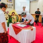 Bupati Wayan Adi Arnawa mengambil sumpah jabatan dan melantik I Made Putra Wijaya sebagai Direktur Umum Perumda Air Minum Tirta Mangutama masa bakti 2026-2031 di Kantor Perumda Air Minum Tirta Mangutama, Kabupaten Badung, Rabu (24/6).
