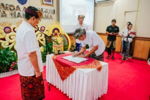 Bupati Wayan Adi Arnawa mengambil sumpah jabatan dan melantik I Made Putra Wijaya sebagai Direktur Umum Perumda Air Minum Tirta Mangutama masa bakti 2026-2031 di Kantor Perumda Air Minum Tirta Mangutama, Kabupaten Badung, Rabu (24/6).