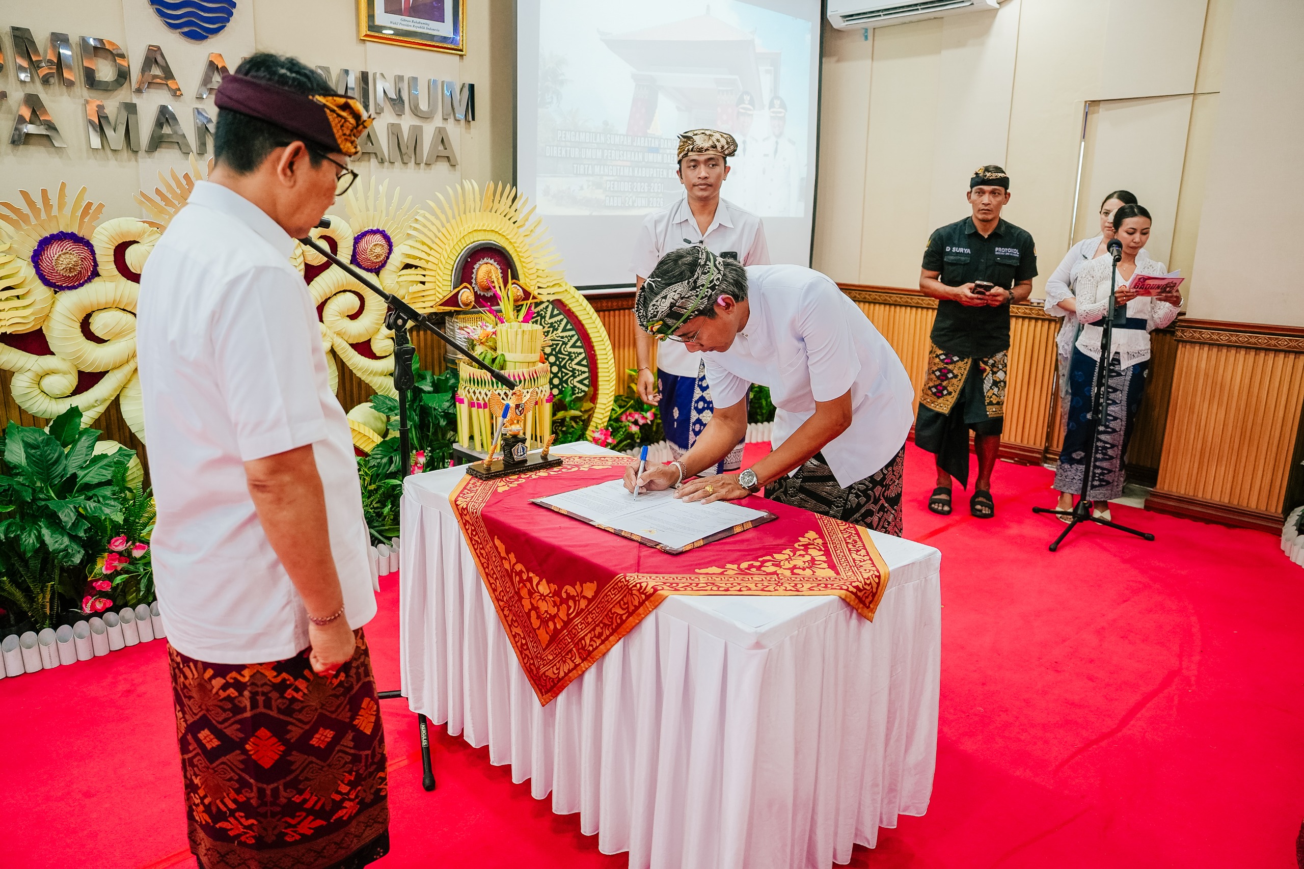 Bupati Wayan Adi Arnawa mengambil sumpah jabatan dan melantik I Made Putra Wijaya sebagai Direktur Umum Perumda Air Minum Tirta Mangutama masa bakti 2026-2031 di Kantor Perumda Air Minum Tirta Mangutama, Kabupaten Badung, Rabu (24/6).
