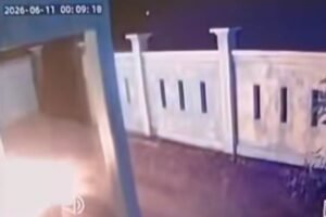 Lokasi kejadian di rumah kediaman Anggota Bawaslu Maluku, Daim Baco Rahawarin di Kota Tual, Maluku.