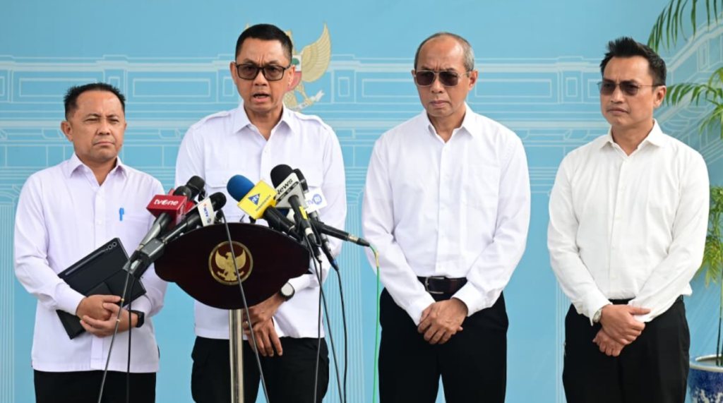 Direktur Utama PT PLN (Persero) Darmawan Prasodjo memberikan keterangan kepada awak media di Kompleks Istana Kepresidenan Jakarta, Senin, 22 Juni 2026.