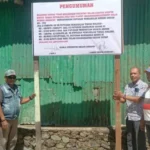 Papan Petuanan Dipasang, Raja Negeri Amahusu, Mezaac Maurits Silooy dan Ketua Saniri Negeri Amahusu, Roberth Silooy.