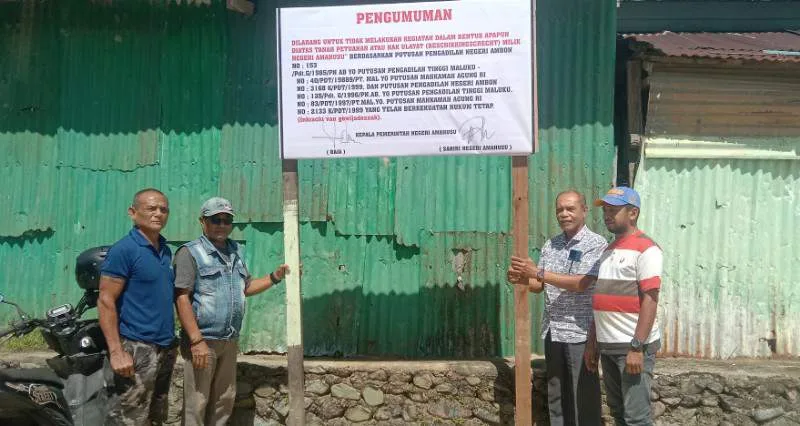 Papan Petuanan Dipasang, Raja Negeri Amahusu, Mezaac Maurits Silooy dan Ketua Saniri Negeri Amahusu, Roberth Silooy.