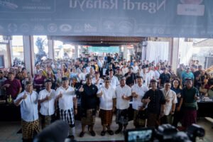 Bupati Wayan Adi Arnawa hadir meninjau kegiatan pasar murah bersubsidi di Banjar Adat Penyarikan, Kelurahan Benoa, Kecamatan Kuta Selatan, Sabtu (13/6).