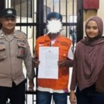 Pelaku persetubuhan anak dibawah umur, berinisial YS menggunakan rompi oranye.