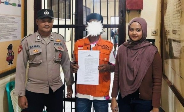 Pelaku persetubuhan anak dibawah umur, berinisial YS menggunakan rompi oranye.