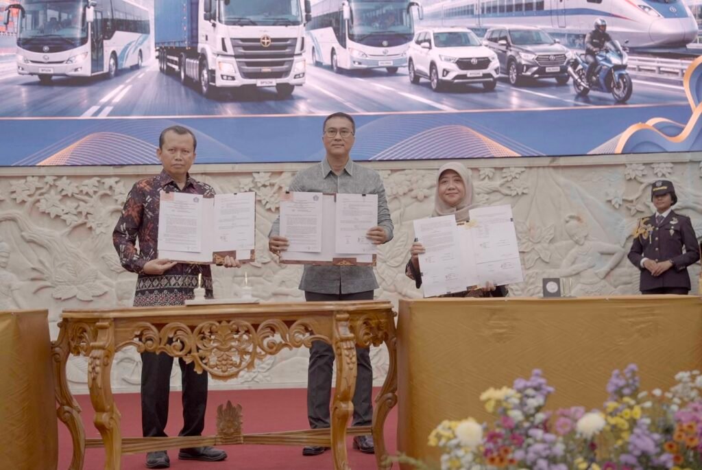 Sekda Surya Suamba membubuhkan paraf pada dokumen MoU dan PKS antara BPSDM Kementerian Perhubungan dengan Pemerintah Daerah di Politeknik Transportasi Darat (Poltrada) Bali, Desa Samsam, Kabupaten Tabanan, Jumat (12/6). Sekda Surya Suamba membubuhkan paraf pada dokumen MoU dan PKS antara BPSDM Kementerian Perhubungan dengan Pemerintah Daerah di Politeknik Transportasi Darat (Poltrada) Bali, Desa Samsam, Kabupaten Tabanan, Jumat (12/6).