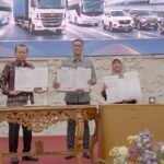Sekda Surya Suamba membubuhkan paraf pada dokumen MoU dan PKS antara BPSDM Kementerian Perhubungan dengan Pemerintah Daerah di Politeknik Transportasi Darat (Poltrada) Bali, Desa Samsam, Kabupaten Tabanan, Jumat (12/6). Sekda Surya Suamba membubuhkan paraf pada dokumen MoU dan PKS antara BPSDM Kementerian Perhubungan dengan Pemerintah Daerah di Politeknik Transportasi Darat (Poltrada) Bali, Desa Samsam, Kabupaten Tabanan, Jumat (12/6).