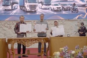 Sekda Surya Suamba membubuhkan paraf pada dokumen MoU dan PKS antara BPSDM Kementerian Perhubungan dengan Pemerintah Daerah di Politeknik Transportasi Darat (Poltrada) Bali, Desa Samsam, Kabupaten Tabanan, Jumat (12/6). Sekda Surya Suamba membubuhkan paraf pada dokumen MoU dan PKS antara BPSDM Kementerian Perhubungan dengan Pemerintah Daerah di Politeknik Transportasi Darat (Poltrada) Bali, Desa Samsam, Kabupaten Tabanan, Jumat (12/6).