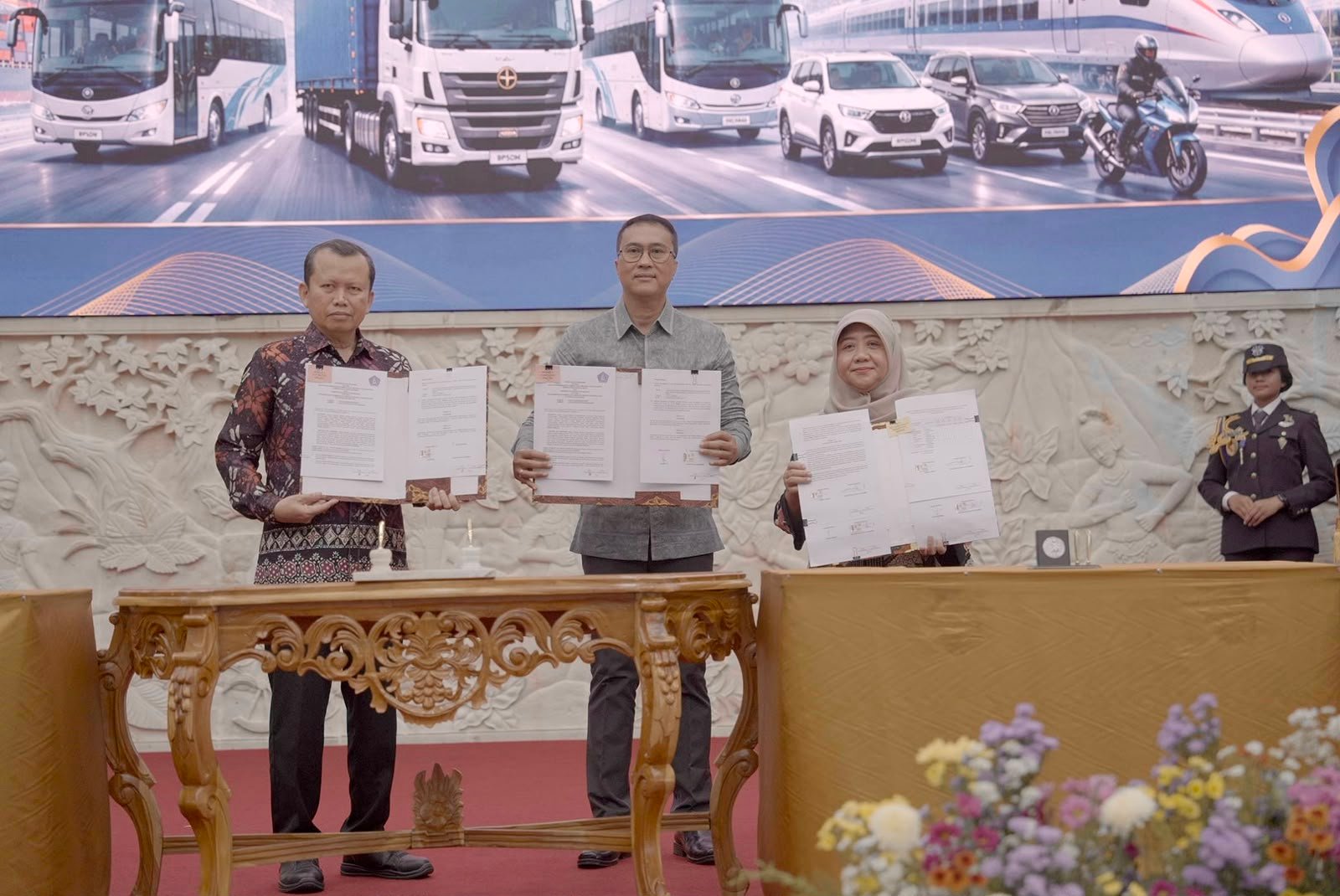 Sekda Surya Suamba membubuhkan paraf pada dokumen MoU dan PKS antara BPSDM Kementerian Perhubungan dengan Pemerintah Daerah di Politeknik Transportasi Darat (Poltrada) Bali, Desa Samsam, Kabupaten Tabanan, Jumat (12/6). Sekda Surya Suamba membubuhkan paraf pada dokumen MoU dan PKS antara BPSDM Kementerian Perhubungan dengan Pemerintah Daerah di Politeknik Transportasi Darat (Poltrada) Bali, Desa Samsam, Kabupaten Tabanan, Jumat (12/6).