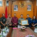 Bupati Adi Arnawa disaat menerima penghargaan dari Kepala Kantor Regional X BKN Satya Pratama di Ruang Nayaka Gosana I, Pusat Pemerintahan (Puspem) Badung, Selasa (23/6).
