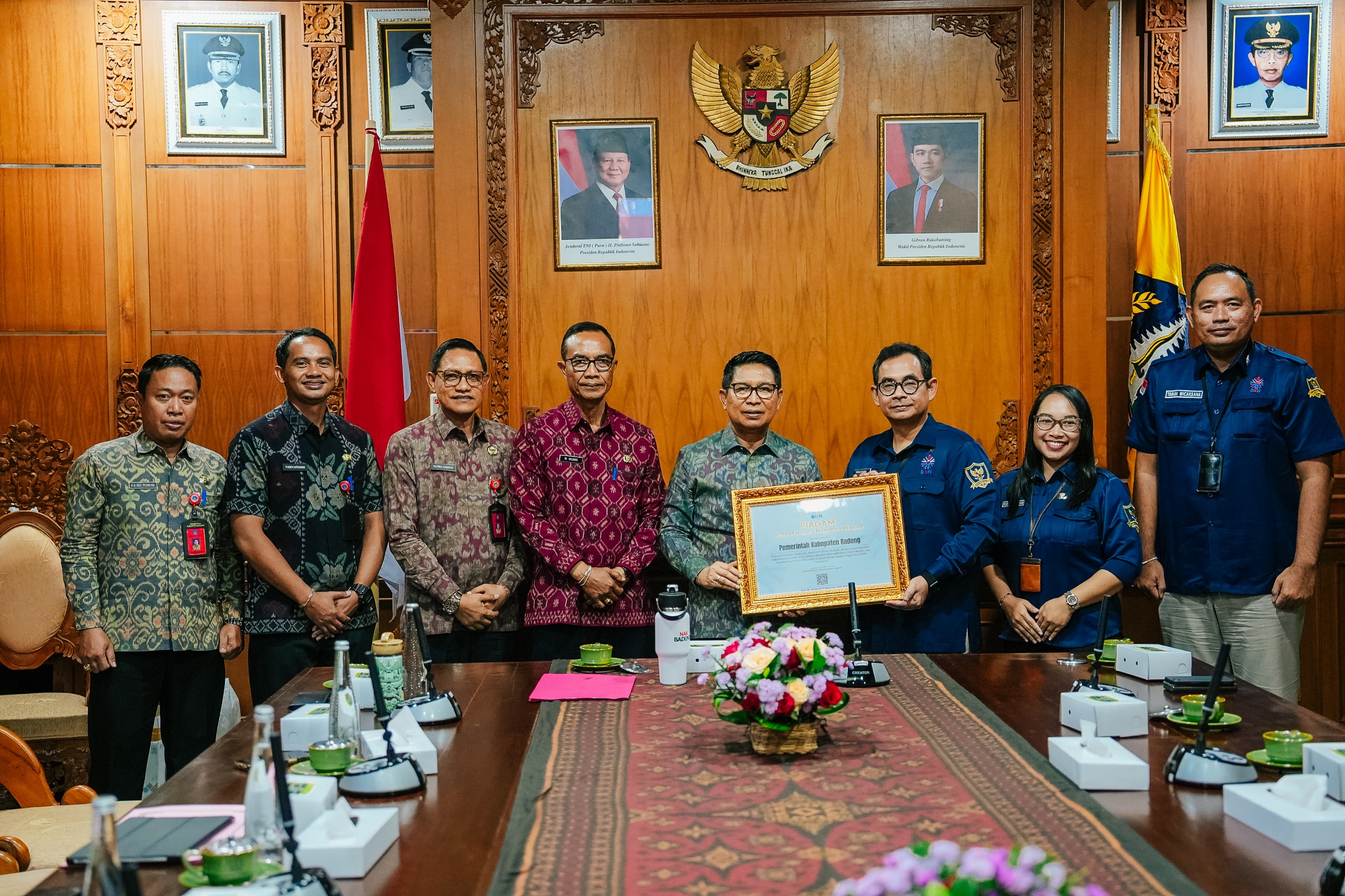 Bupati Adi Arnawa disaat menerima penghargaan dari Kepala Kantor Regional X BKN Satya Pratama di Ruang Nayaka Gosana I, Pusat Pemerintahan (Puspem) Badung, Selasa (23/6).