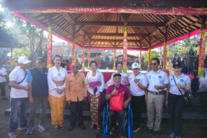 Ketua K3S Badung, Nyonya Rasniathi Adi Arnawa dan Ketua GOW Badung, Nyonya Yunita Alit Sucipta, menggelar aksi sosial dan lingkungan di Monumen Pahlawan Cakra Bioha Panca Bhakti, Blumbungan, Desa Sibang Kaja, Selasa (24/6).