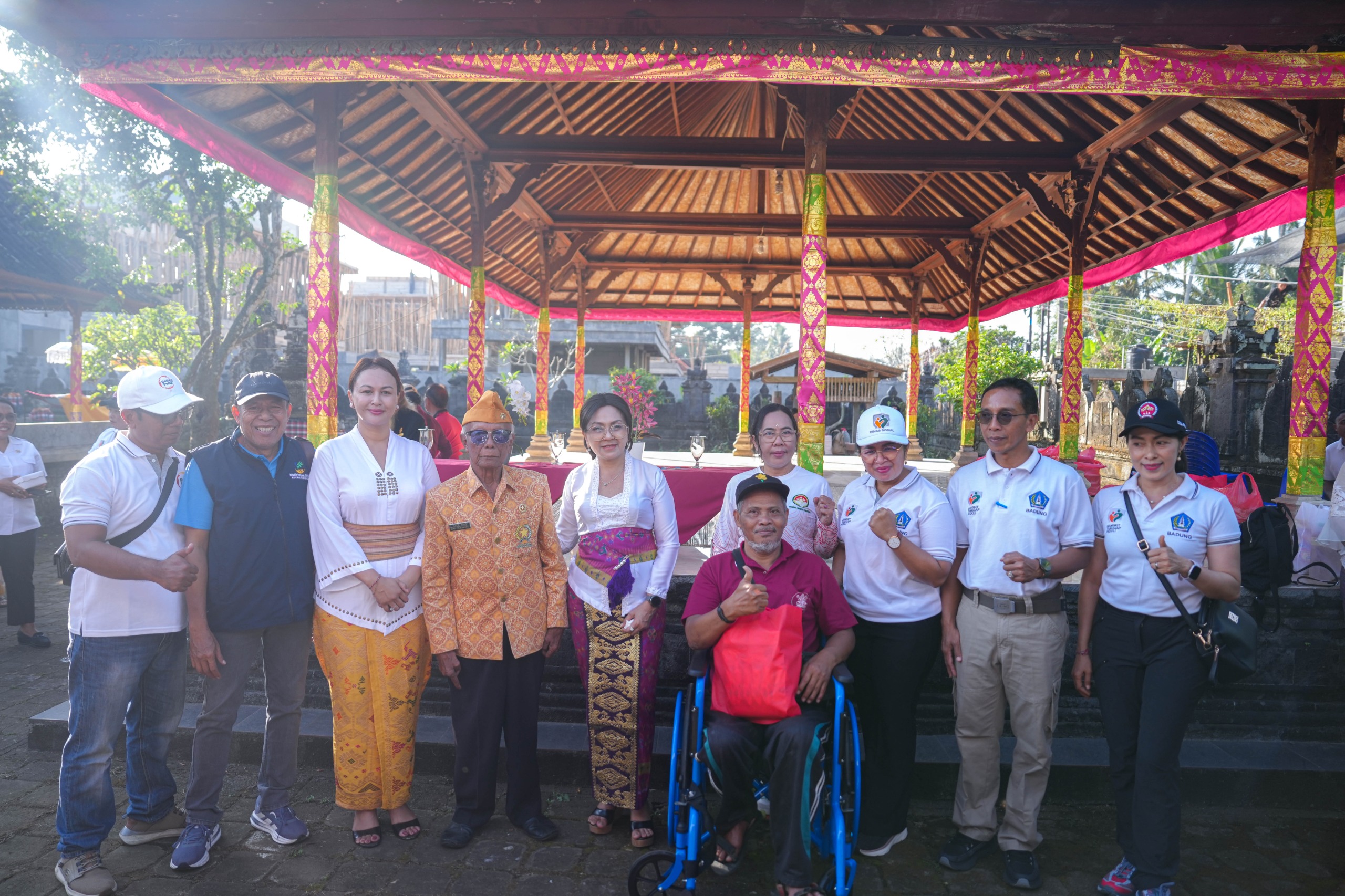 Ketua K3S Badung, Nyonya Rasniathi Adi Arnawa dan Ketua GOW Badung, Nyonya Yunita Alit Sucipta, menggelar aksi sosial dan lingkungan di Monumen Pahlawan Cakra Bioha Panca Bhakti, Blumbungan, Desa Sibang Kaja, Selasa (24/6).