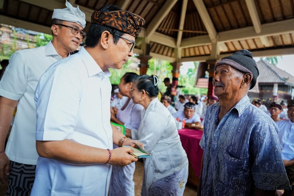 Bupati Adi Arnawa menyerahkan simbolis di Banjar Sekarmukti Petang, Wantilan Pura Dalem Desa Adat Blahkiuh, Abiansemal serta Banjar Tengah Kaler dan Kelod Desa Gulingan Mengwi, Kamis (11/6).