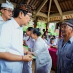 Bupati Adi Arnawa menyerahkan simbolis di Banjar Sekarmukti Petang, Wantilan Pura Dalem Desa Adat Blahkiuh, Abiansemal serta Banjar Tengah Kaler dan Kelod Desa Gulingan Mengwi, Kamis (11/6).