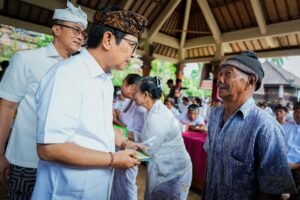 Bupati Adi Arnawa menyerahkan simbolis di Banjar Sekarmukti Petang, Wantilan Pura Dalem Desa Adat Blahkiuh, Abiansemal serta Banjar Tengah Kaler dan Kelod Desa Gulingan Mengwi, Kamis (11/6).