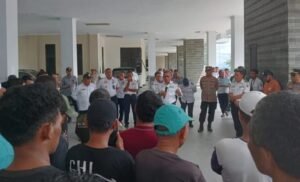 Puluhan sopir angkutan kota Ambon, jalur Passo, Hunuth dan Waiheru menggelar demonstrasi damai di Kantor Dinas Perhubungan Provinsi Maluku.