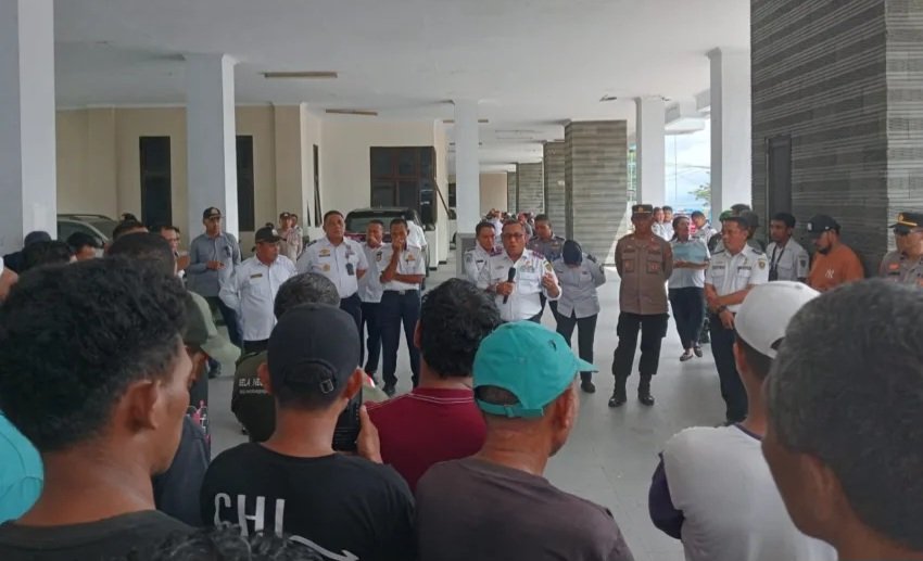 Puluhan sopir angkutan kota Ambon, jalur Passo, Hunuth dan Waiheru menggelar demonstrasi damai di Kantor Dinas Perhubungan Provinsi Maluku.